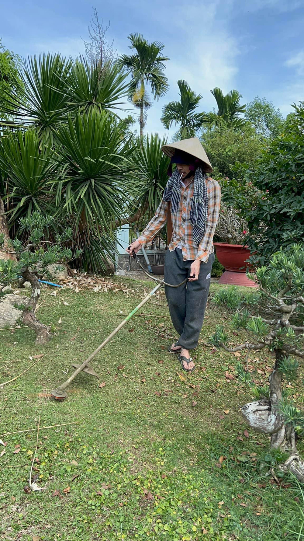 Hình ảnh mới nhất của Hoài Linh: Gầy đen, để râu dài, chăm chỉ làm vườn