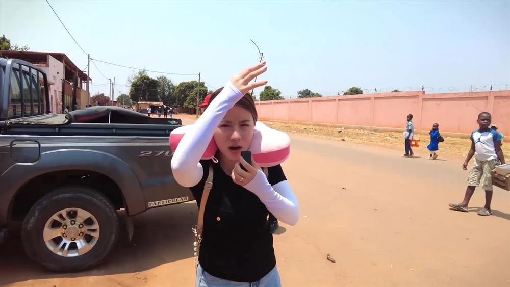 Lộ ảnh Quang Linh Vlog 'đuổi khéo' khi bị Bà Nhân Vlog bóc phốt