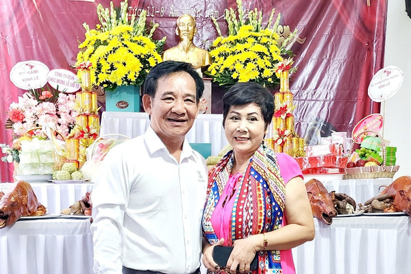NSND Minh Hằng hồ hởi cùng Quang Tèo mừng ngày giỗ Tổ sân khấu