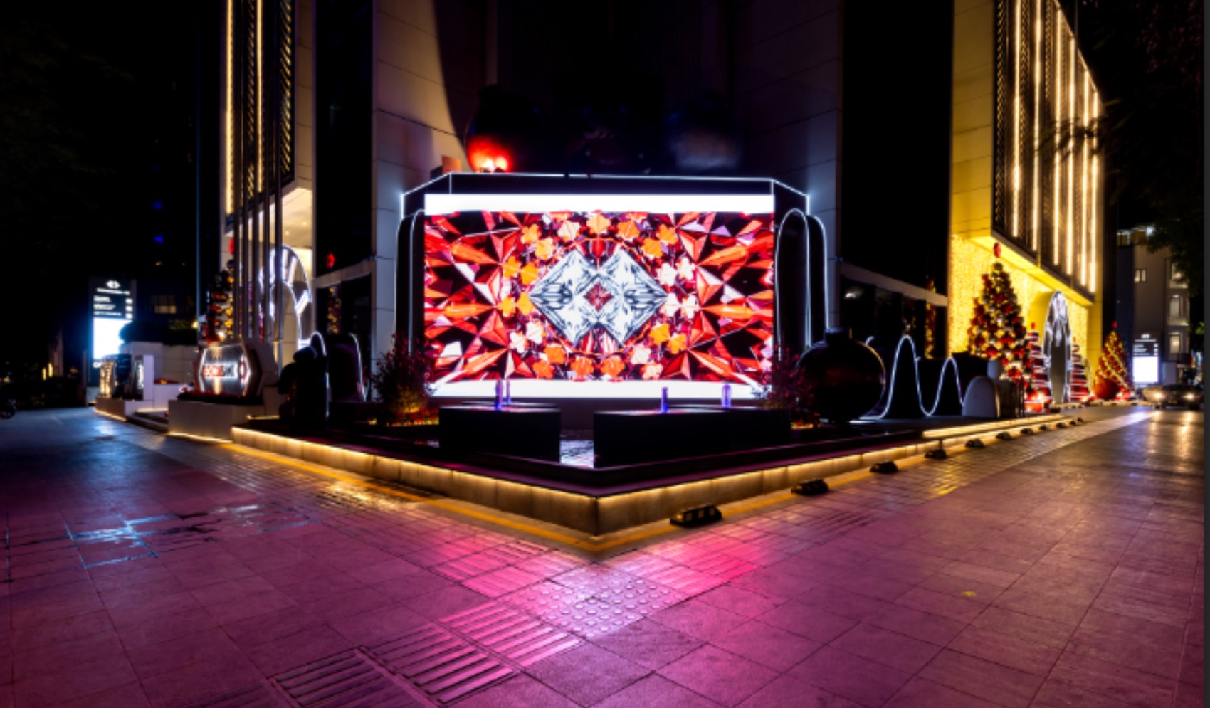  Techcombank làm sáng rực không gian với trang trí giáng sinh ấn tượng tại hai tòa nhà