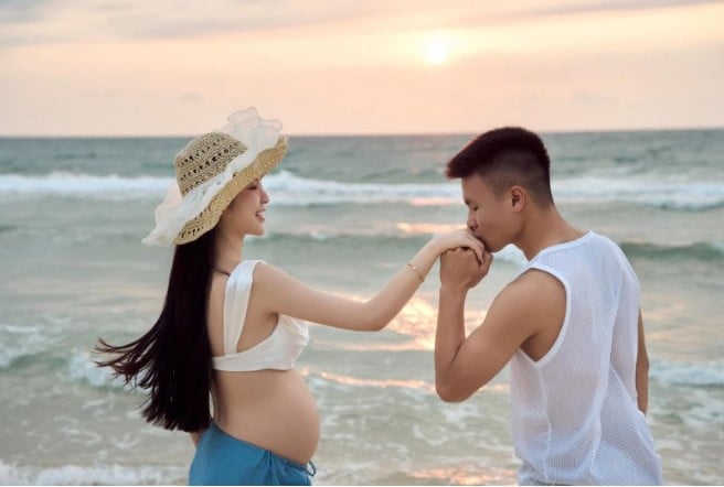Vì sao vợ Quang Hải bị bác sĩ yêu cầu tẩy trang trước giờ sinh?