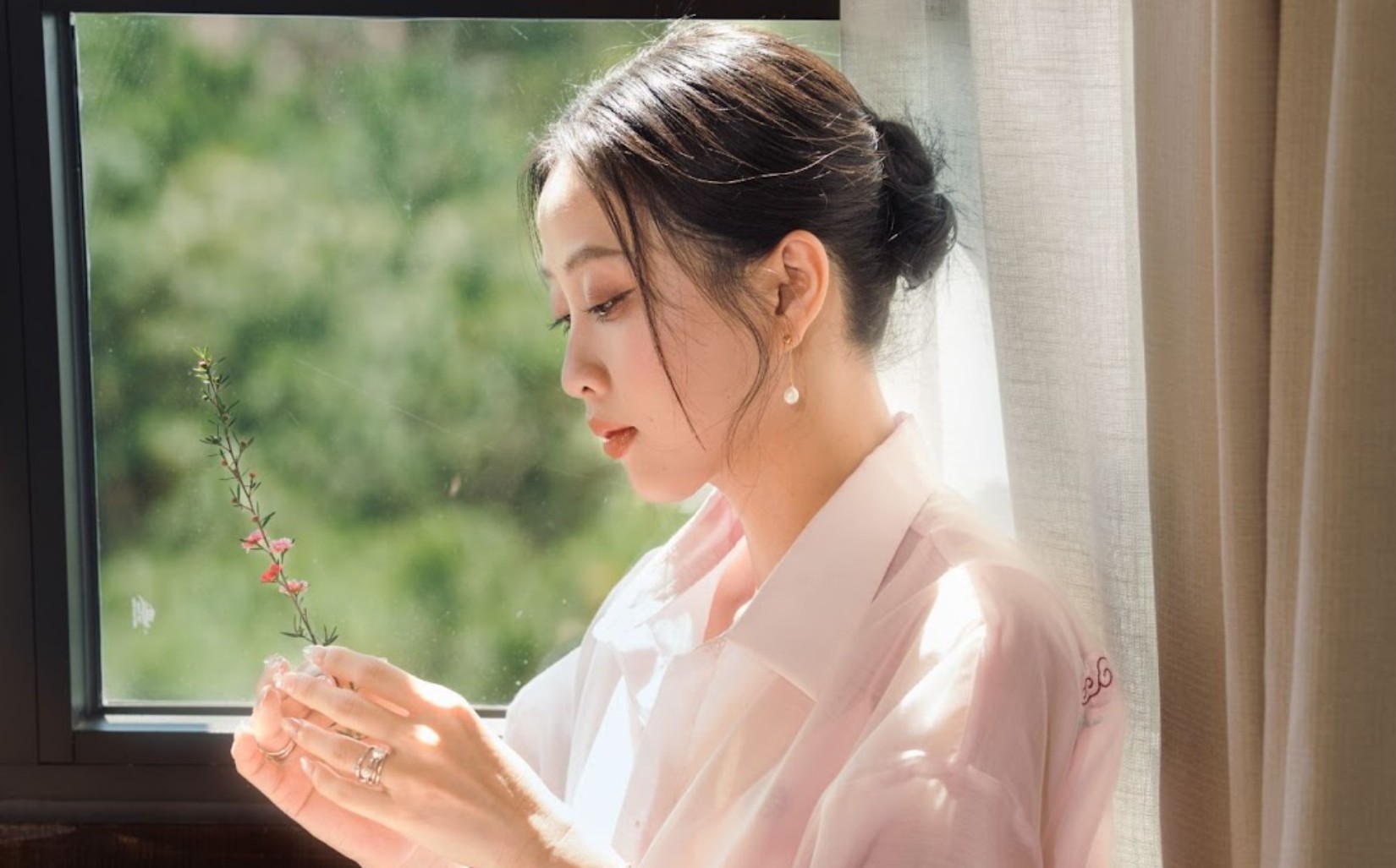 Podcast “Chị À”: Những khoảng lặng tinh tế trong hành trình trưởng thành